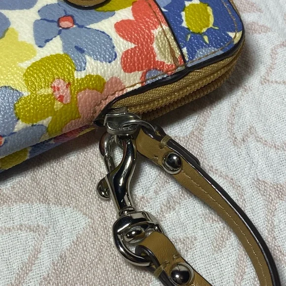 Authentic Coach Peyton Floral Vertical Wristlet - Picture 8 of 12